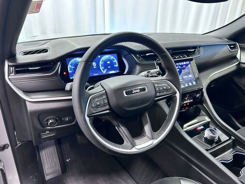 Used 2024 Jeep Grand Cherokee Altitude image 2