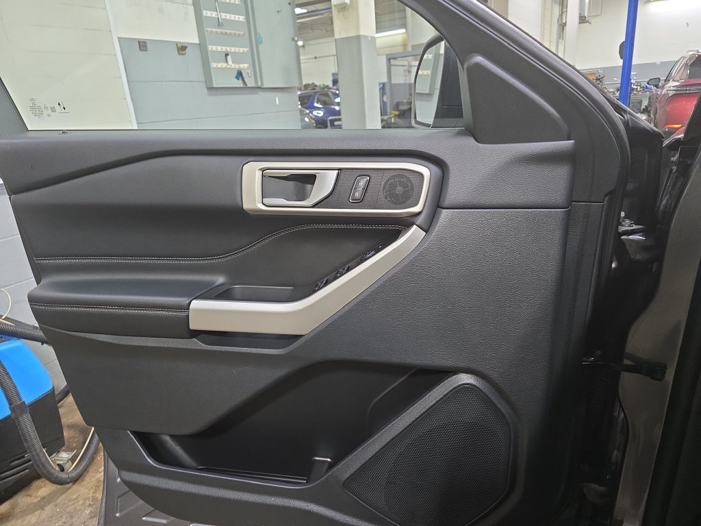 Used 2023 Ford Explorer XLT w/ Equipment Group 202A AWD/4WD image 28