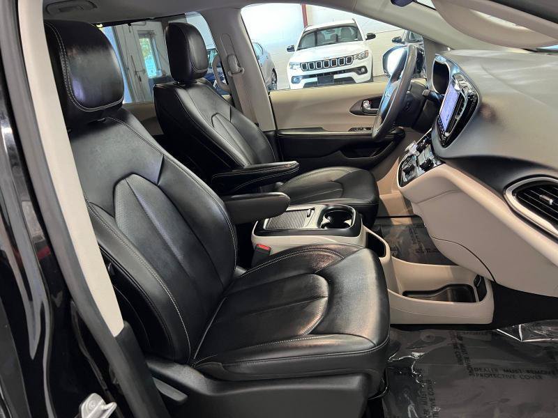 Used 2024 Chrysler Pacifica Touring-L FWD image 21