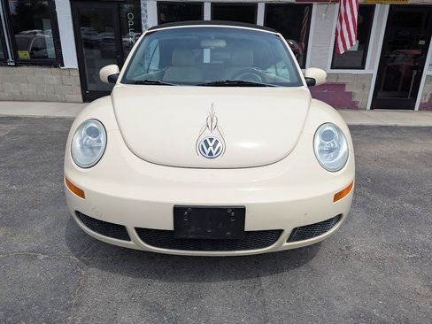Used 2006 Volkswagen Beetle Convertible w/ Package 1 FWD image 2