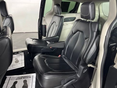 Used 2023 Chrysler Pacifica Touring-L FWD image 44