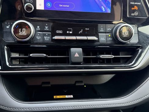 Used 2024 Toyota Highlander XLE FWD image 23