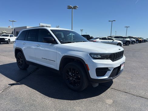 Used 2025 Jeep Grand Cherokee Altitude AWD/4WD image 3