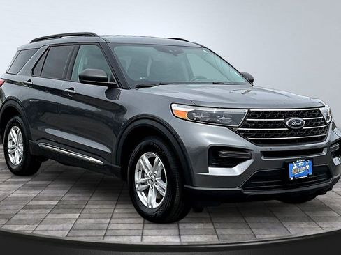 Used 2022 Ford Explorer XLT AWD/4WD image 1