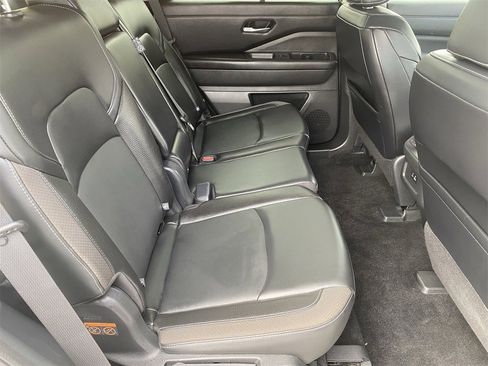 Used 2022 Nissan Pathfinder SL w/ Lighting Package (N92) image 11