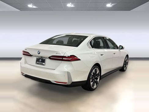 Certified 2025 BMW 540i xDrive AWD/4WD image 8