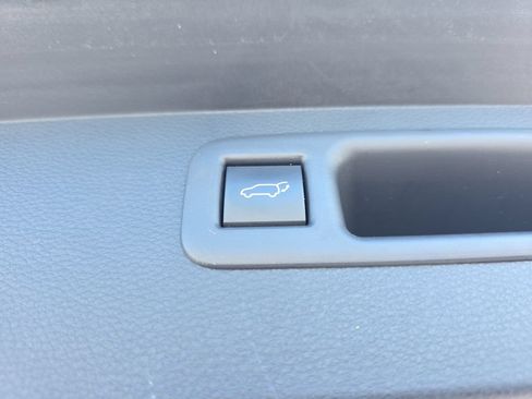 Used 2024 Toyota Highlander LE AWD/4WD image 31