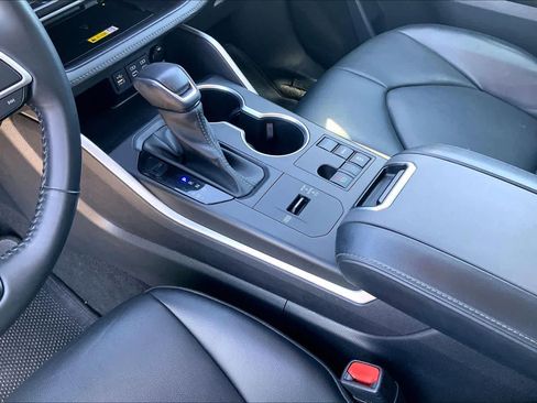 Used 2023 Toyota Highlander XLE image 17
