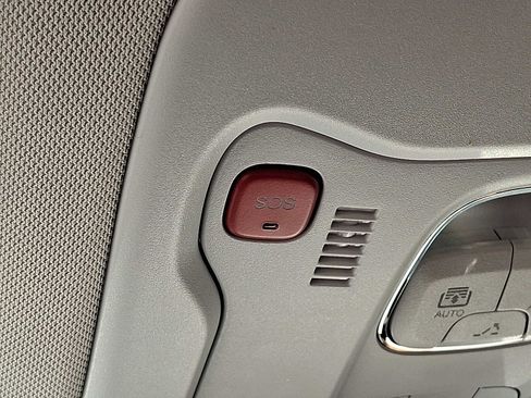 Certified 2023 Jeep Renegade Latitude w/ Sun & Fun Group image 25