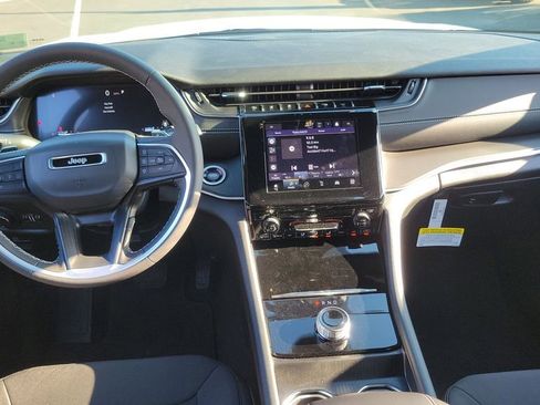 New 2025 Jeep Grand Cherokee Laredo image 9