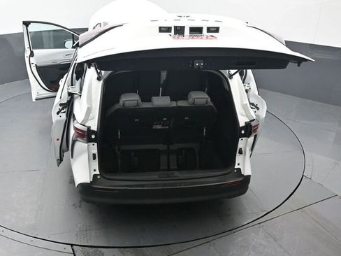 Used 2025 Toyota Sienna LE image 51
