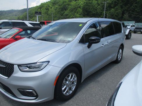 Used 2026 Chrysler Pacifica Select FWD image 7