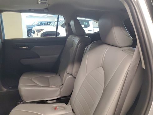 Used 2021 Toyota Highlander XLE image 13
