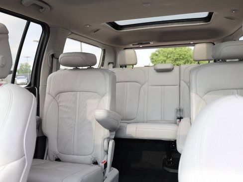 Used 2022 Jeep Wagoneer Series III w/ Premium Group I image 17