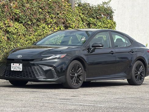 Used 2025 Toyota Camry SE FWD image 9