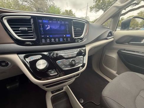Used 2017 Chrysler Pacifica Touring Plus w/ Tire & Wheel Group FWD image 13