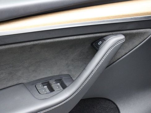 Used 2022 Tesla Model Y Long Range image 27