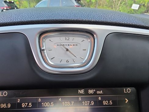 Used 2015 Chrysler 300 Limited RWD image 31