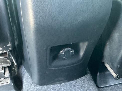 Used 2018 Toyota RAV4 LE w/ Carpet Mat Package FWD image 32