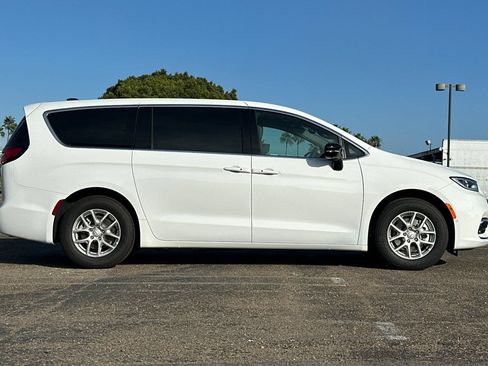 New 2026 Chrysler Pacifica Select FWD image 2