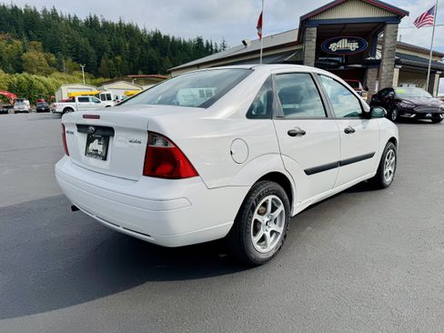 Used 2005 Ford Focus ZX4 Sedan FWD image 4