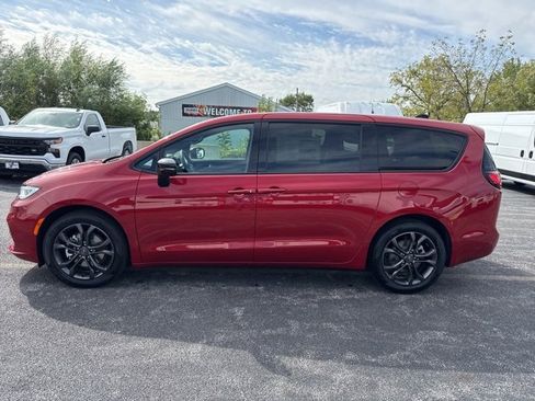 New 2026 Chrysler Pacifica Select image 3