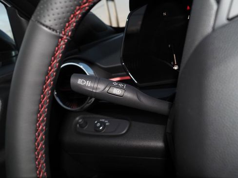 Certified 2025 Chevrolet Trax RS w/ Sunroof Package image 31