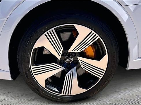 Used 2022 Audi e-tron Premium Plus w/ Premium Plus Package image 8