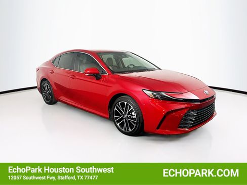Used 2025 Toyota Camry XLE FWD image 1