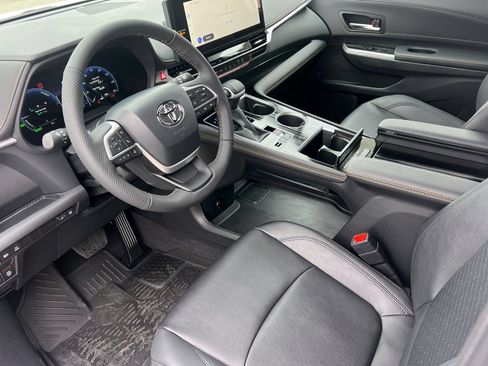 New 2026 Toyota Sienna XLE Woodland Edition AWD/4WD image 9