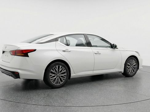 Used 2025 Nissan Altima 2.5 SV image 9