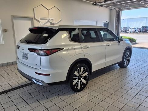 Used 2025 Mitsubishi Outlander SE AWD/4WD image 2