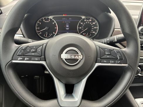 Used 2025 Nissan Altima 2.5 SV FWD image 22