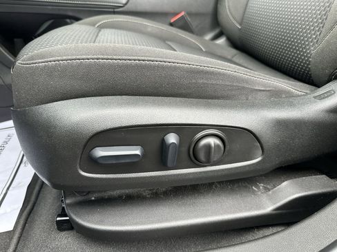 Certified 2023 GMC Acadia SLE w/ Driver Convenience Package image 12