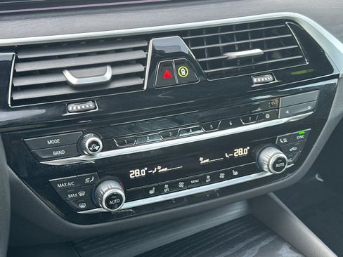 Used 2023 BMW 530e w/ Convenience Package image 20