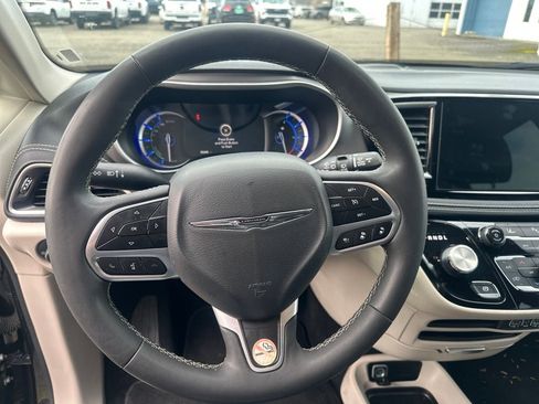Used 2023 Chrysler Pacifica Touring-L image 6