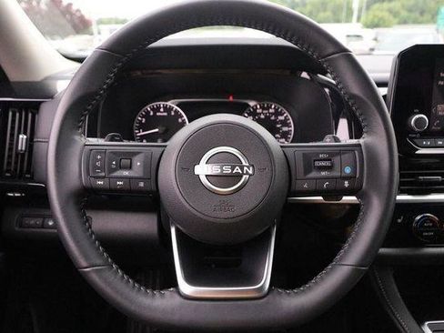 Used 2025 Nissan Pathfinder SV FWD image 12