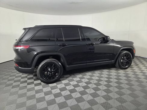 Used 2025 Jeep Grand Cherokee Altitude RWD image 5