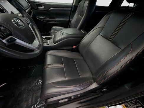Used 2019 Toyota Highlander SE FWD image 11