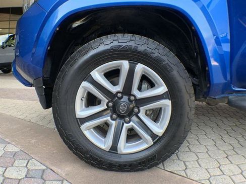 Used 2016 Toyota Tacoma Limited w/ Towing Package image 10