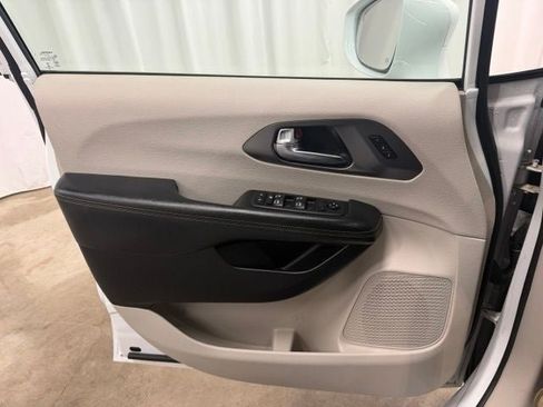 Used 2020 Chrysler Pacifica Touring-L Plus w/ Tire & Wheel Group FWD image 15