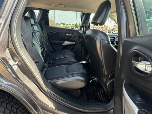 Used 2018 Jeep Cherokee Trailhawk AWD/4WD image 13