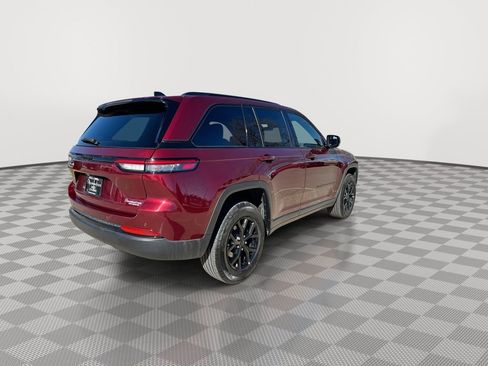 Used 2025 Jeep Grand Cherokee Altitude AWD/4WD image 11