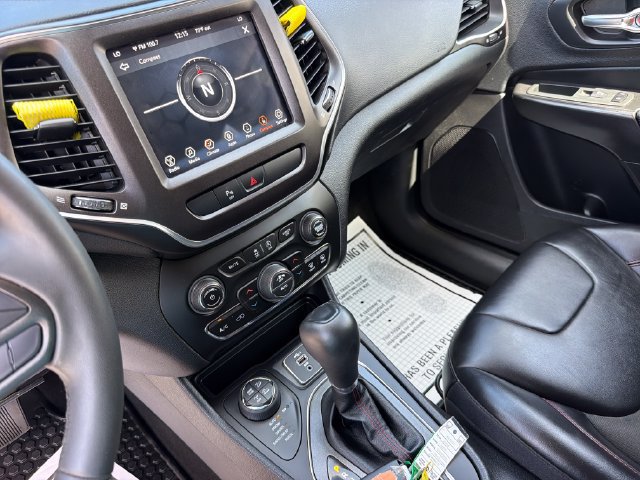 Used 2020 Jeep Cherokee Trailhawk AWD/4WD image 19