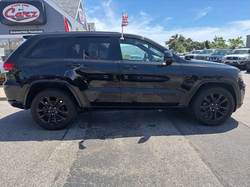 Used 2018 Jeep Grand Cherokee Altitude AWD/4WD image 11