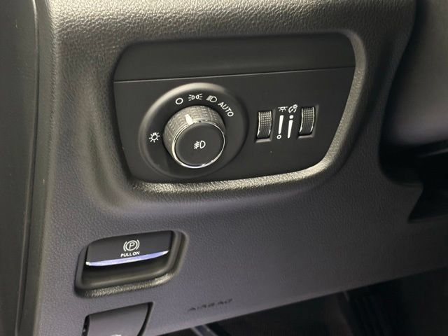 Used 2024 Jeep Grand Cherokee Limited w/ Black Appearance Package AWD/4WD image 19