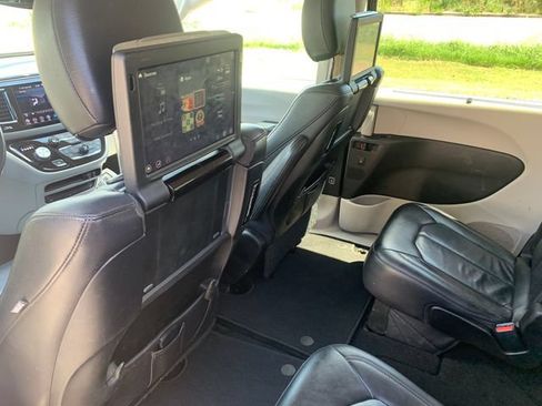 Used 2018 Chrysler Pacifica Touring-L Plus w/ Tire & Wheel Group FWD image 14