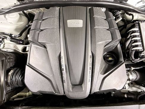 Certified 2020 Porsche Macan Turbo AWD/4WD image 27