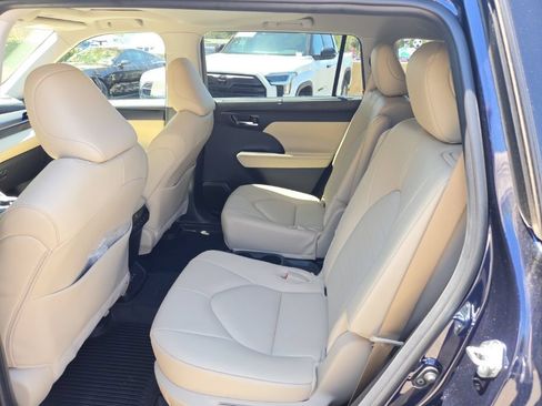Used 2025 Toyota Highlander XLE AWD/4WD image 11