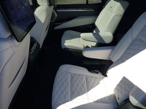 Used 2025 Cadillac Escalade Premium Luxury Platinum AWD/4WD image 27